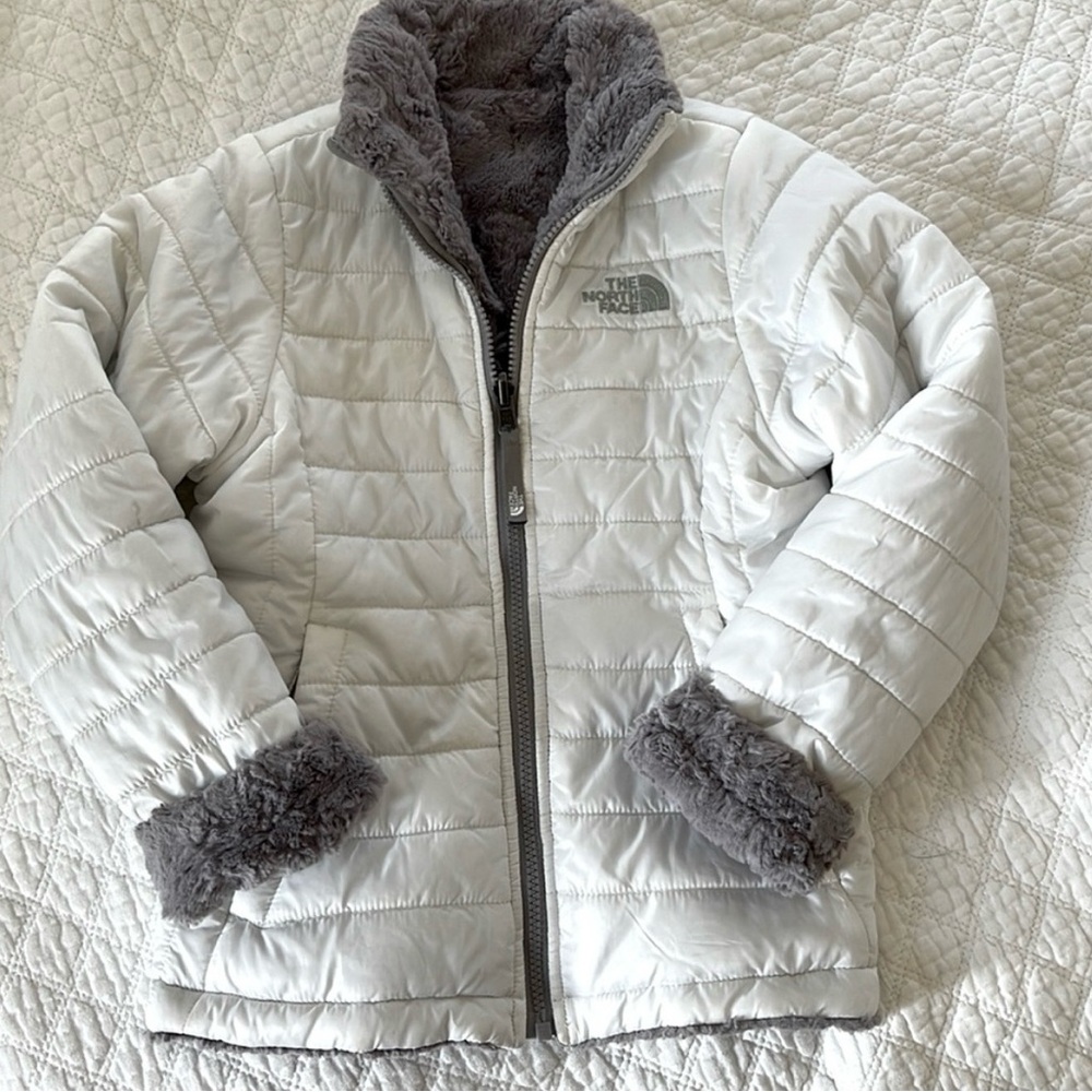 Girls North face reversible mossbud jacket. Size small (7/8).